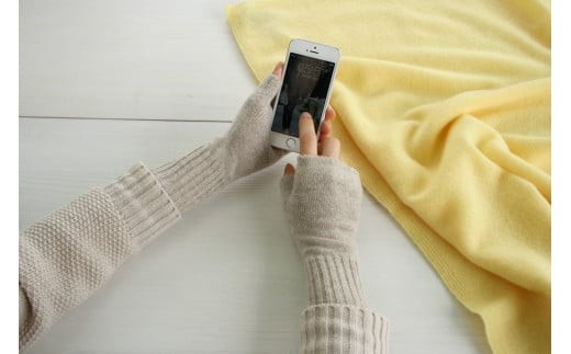 カシミヤ本来の柔らかさが手元優しく包みこみます。