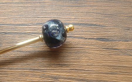 宇宙玉のかんざし 1本 かんざし 宇宙 とんぼ玉 手作業 神秘的 手作り 洗練 フォーマル 浴衣 夏祭 贈り物 ギフトボックス Beans Roots 東京都 大田区