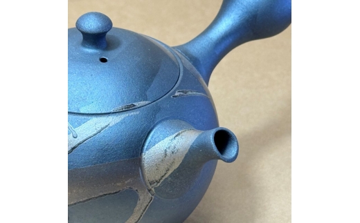 徳太作　15号黒長丸銀彩急須　9-121｜陶器 やきもの 焼き物 手作り 職人 伝統工芸品 工芸品 茶器 茶道具 急須 常滑焼 日本六古窯 キッチン用品 日用品 食器 雑貨 ティーポット 日本茶 緑茶 モダン 丸よ小泉 日本製 愛知県 常滑市