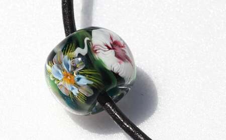 【 南部花とんぼ玉 】 革ネックレス （ 水花 ） ／ とんぼ玉 アクセサリー ネックレス 一つだけ オンリーワン 蜻蛉玉 ガラス細工 工芸品 和装 プレゼント ギフト 贈り物 誕生日 和服 かわいい