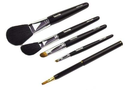 熊野化粧筆 グレイスセット (軸色：黒)【メイクブラシ 化粧筆 フェイスブラシ チークブラシ アイシャドウブラシ 熊野筆 伝統工芸 職人技 高級筆 セット ギフト 贈り物】 21-42