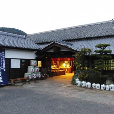ふるさと納税 佐世保市 スッキリ華やか「吟醸酒」とシッカリ落ち着いた「純米酒」　やや辛口の一升瓶セット |  | 01