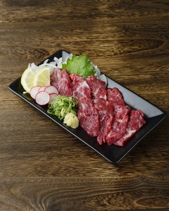 熊本 馬刺し 上霜降り（トロ）200g 小袋たれ 小袋生姜付き 馬肉 熊本県産馬刺し 上質馬刺し 上霜降り馬刺し トロ馬刺し