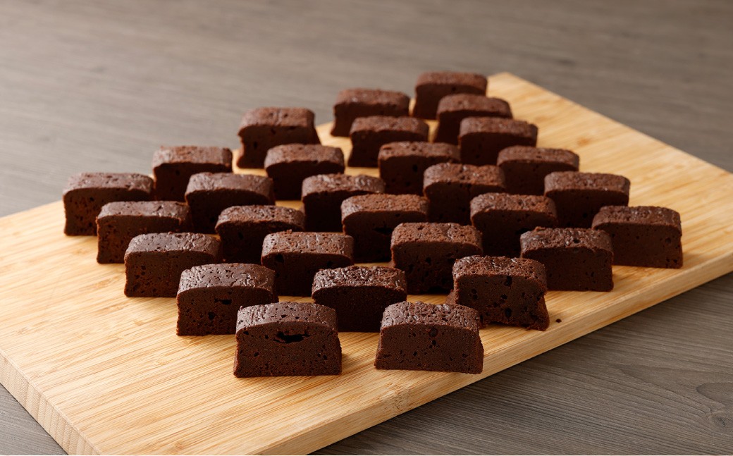 
                  阿蘇小国ジャージー牛乳 くまモン箱入り 特濃ガトーショコラ 計580g（145g×4本） チョコレート スイーツ デザート ケーキ お菓子 おかし おやつ 洋菓子 焼き菓子 常温
                