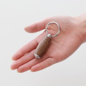 【ウォールナット】ピルケース  木製 薬ケース 携帯用 キーホルダー 薬入れ 小型 ミニ 錠剤 サプリメントケース 日本製  kitoen（木と縁）