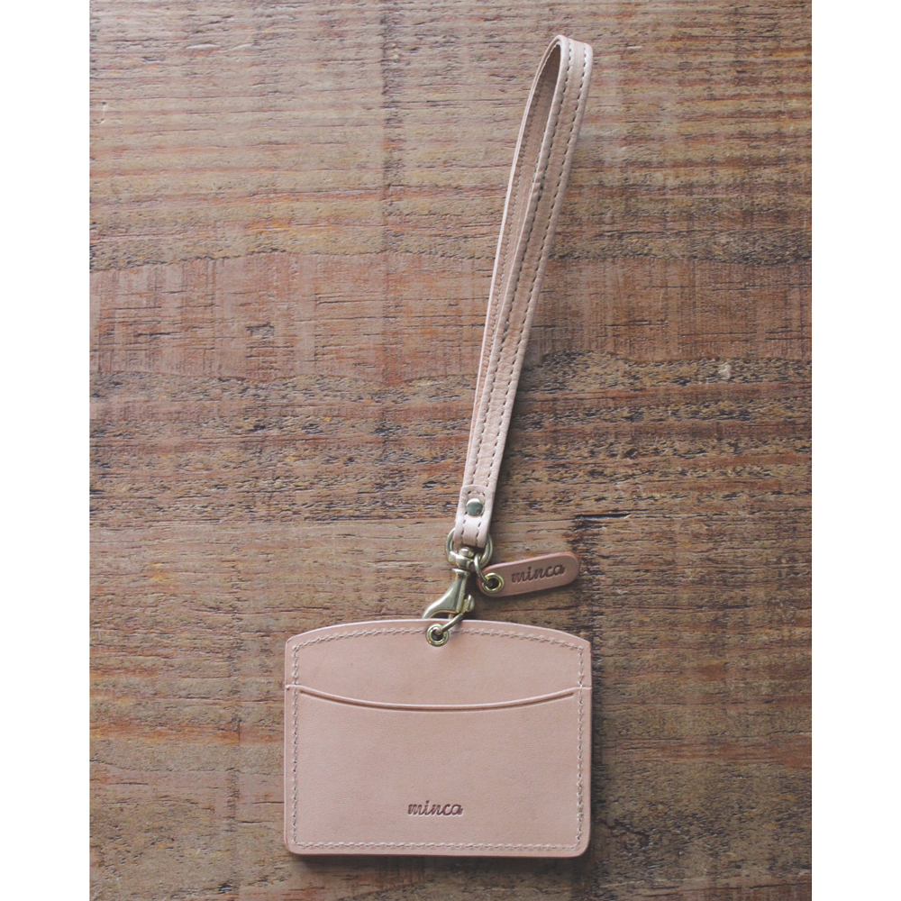 【minca】栃木レザーのストラップ付ヨコ型パスケース 定期入れ 職人の手仕事 パスホルダー02+ストラップS/タン(生成)　714【雑貨 日用品 人気 おすすめ 】