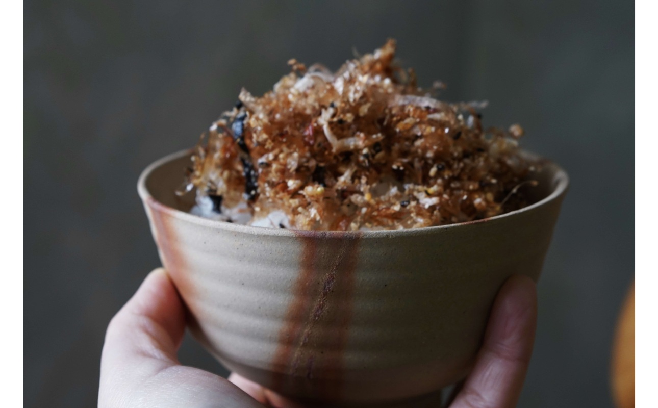 三石窯 茶碗 緋襷黒【 地球にやさしい 再生素材 緋襷模様 陶器 】