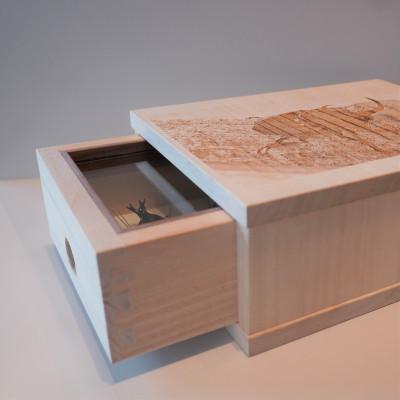 ふるさと納税 府中市 【数量限定】匠の昆虫標本桐箪笥「国産カブト」 |  | 02