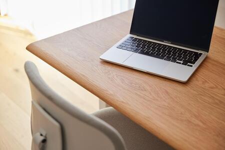 【幅160cm】【オーク】【シェルフ付】電動昇降デスク 無垢材 パソコンデスク WAAKstandingPro