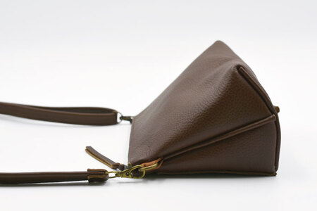 AX008-1　益子の革工房maharoのショルダーポーチ　ワイド（S）ブラウン