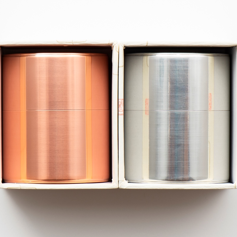 【天皇杯受賞者の茶師】久五郎茶園作 手摘み玉露1缶 と 茶師 奥谷輝夫作 手摘み煎茶1缶 セット〈 お茶 茶 緑茶 煎茶 玉露 茶葉 手摘み煎茶 手摘み玉露 茶筒 お茶缶 銅製缶 農林水産大臣賞 工芸品 〉 装飾品