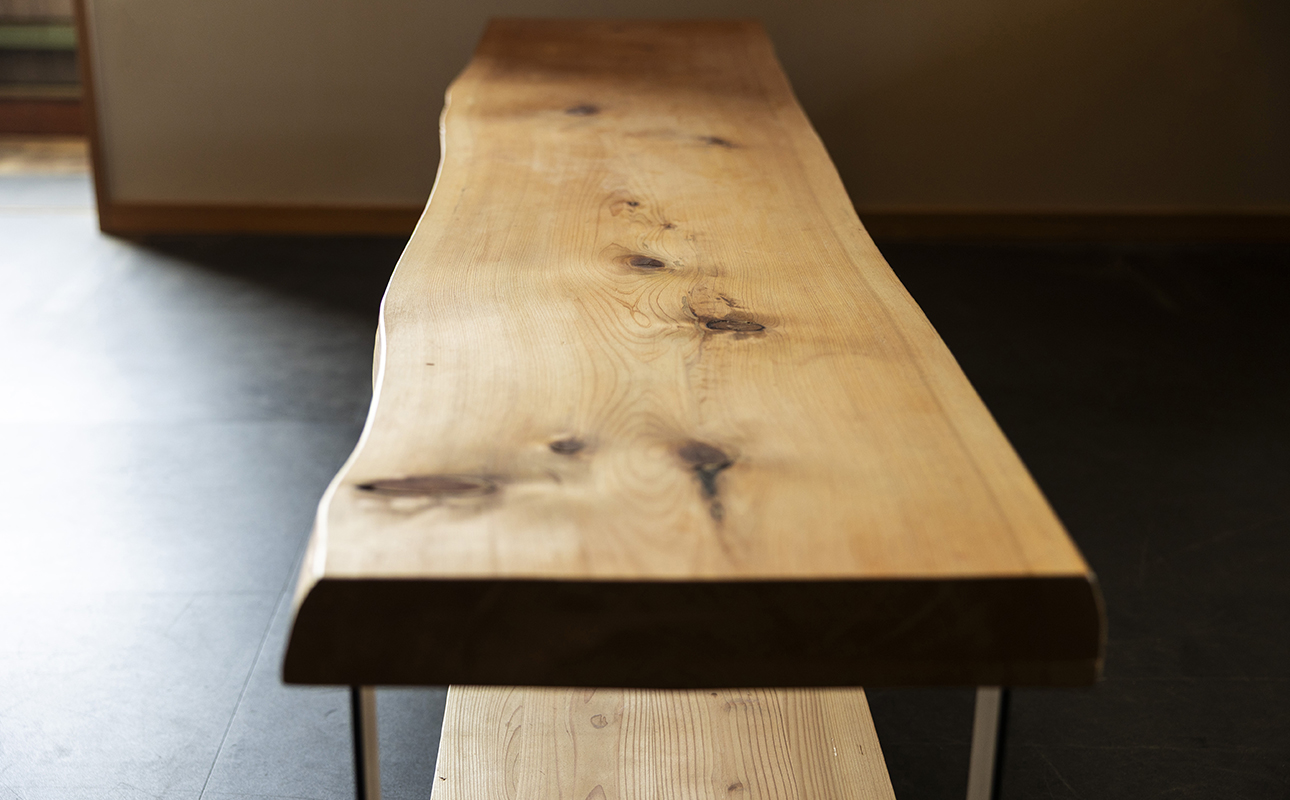 徳川御三家紀州藩の伝統を受け継ぐ三重県 尾鷲（オワセ）ヒノキ使用 BROOK 一枚板ベンチ 長さ1,000×奥行350×高さ約420mm　【家具 インテリア ベンチ 一枚板 木製 伊勢 おすすめ ブラ