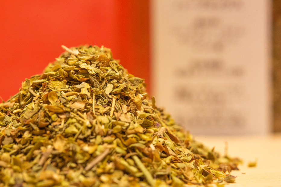 沖繩県産やんばる若鶏の丸焼き ハイグレードローストチキン ハーブ味&しおコショウ味 (2羽カット済み) ちょっとぜいたく チキンハウス 鶏肉 肉 にく 丸焼き 青森産ニンニク オリーブオイルを使用 ギ