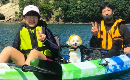 愛犬と一緒にシーカヤック体験！わんこOKのカフェでランチ付き【2名+1犬】【10歩Garage & BUCO caf】 [OBJ003]