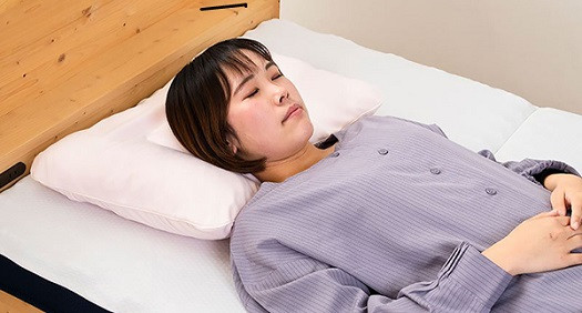 低めがお好きな方は、枕の低いほうを首元にあててください。