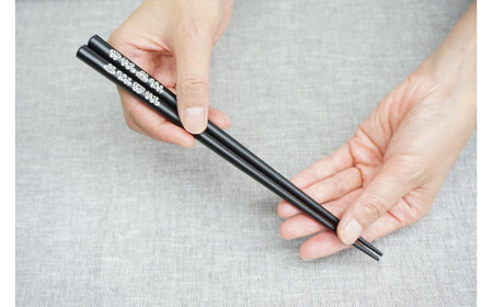 【貝象嵌】貝象嵌箸 唐花文様 黒檀 岩手県 北上市 夢工房 E0305  22.5cm 唐草文様 宝相華 唐花 選べる２柄 箸 ギフト箱入り 贈り物 プレゼント お祝い 記念日  かわいい シック お