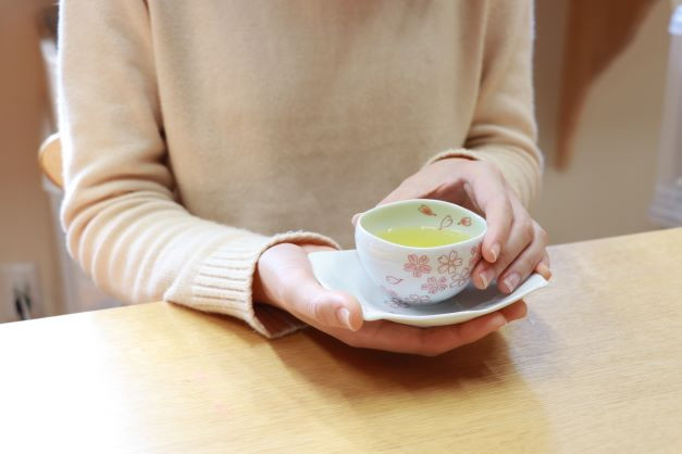 いろえ工房らしい繊細な筆づかいと鮮やかな色づかいで、湯飲み・茶托の両方に桜柄が描かれています。