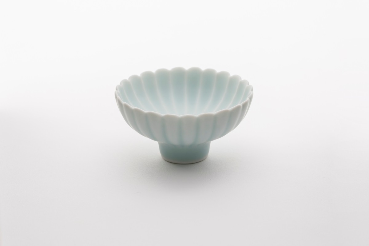 開いた菊の花びらがかわいらしいぐい呑みで、容量は八分目で45ml。先付けや珍味入れとしてもお使いいただけます