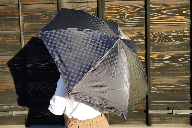 
雪華模様の折り畳み傘（サイズ55cm）カラー：ブラック | 傘 かさ 折りたたみ傘 55センチ 雨具 メンズ レディース 兼用 雪の結晶 ブラック 黒 おしゃれ かわいい 雨 梅雨 贈答 贈り物 プレゼント 父の日 母の日 お中元 お歳暮 御歳暮 茨城県 古河市 _BL01
