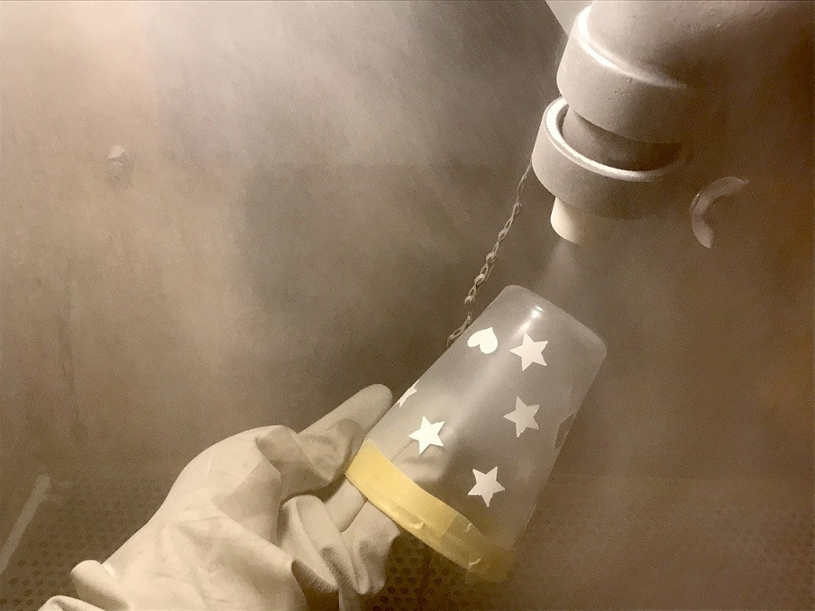 機械の中で砂を吹き付けます。