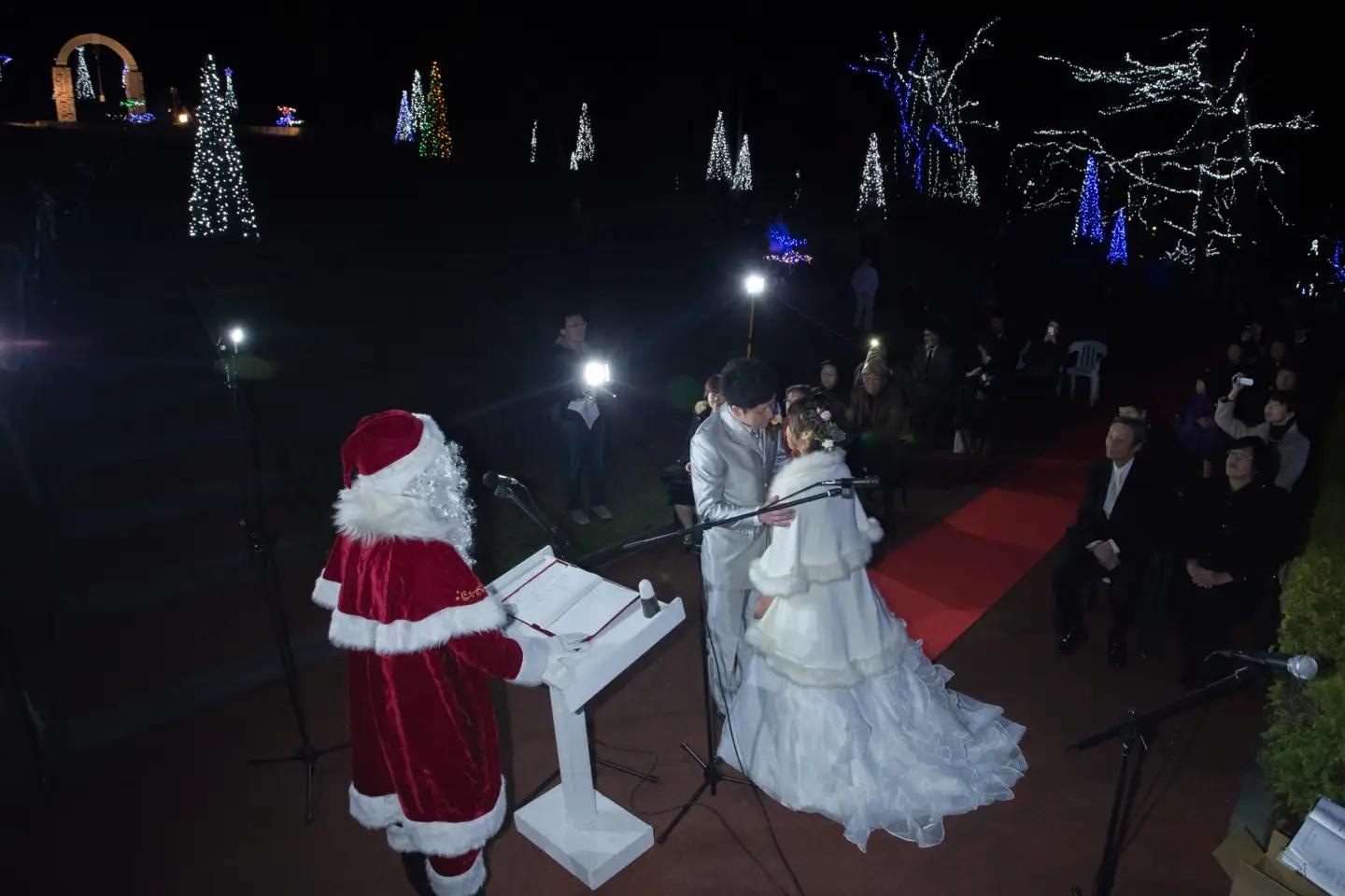 サンタのまちの結婚式「サンタクロースセレモニー」(Z0001)