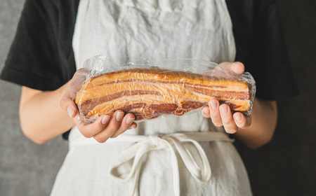 篠山ハム 吊るしベーコン　約2kg  チェリースモーク燻製 色々な料理に！ 冷凍 小分けなので使いやすい！ ベーコン燻製 冷凍配送 冷凍食品 ベーコンブロック 厚切りベーコン　大容量ベーコン[AU06