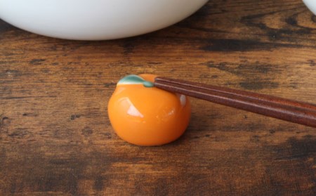 【波佐見焼】【12/22入金分まで年内発送】うつわになる鏡餅（みかんの箸置きセット）紅白箱付き 食器 皿 【光春窯】 [XD78]