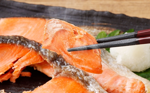 【 7日程度で発送 】 天然紅鮭切身 200g × 8パック （ 計1.6kg / 32切 ） 鮭 魚介類 魚 海鮮 赤身 ご飯のお供 おかず おつまみ 晩酌 酒の肴 お茶漬け 朝食 お弁当 夕食 使
