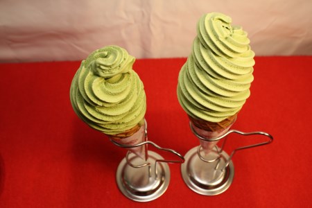 くしろ夕焼けのほうじ茶(100g)×8個と抹茶ソフト引換券2枚付き_お食事券 食事券 チケット 体験 体験型 お茶 スイーツ 北海道 釧路町 釧路超 特産品 _【1120249】
