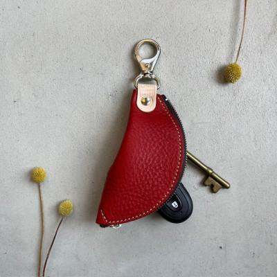 ふるさと納税 京丹後市 本革 【バナナキーケース】牛革(ヌメ)レッド 全長180mm 革小物職人が作るキーケース |  | 01