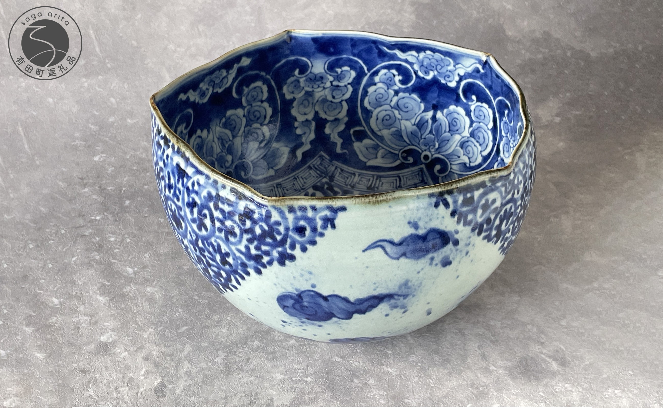 
            有田焼 福泉窯 ろくろ 染付地紋内外蛸花唐草桔梗渕深鉢【渕上陶磁器 / FUCHIGAMI TOJIKI】手描き 一点物 高額 花入れ ワインクーラー インテリア 唐草 桔梗 染付 A1200-7
          
