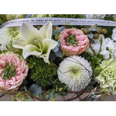 ふるさと納税 水戸市 季節のお任せ生花アレンジ BOX 開店祝い 誕生日 送別などにおすすめ 白グリーン系 |  | 01