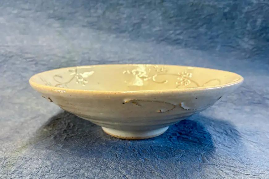 皿 白釉 いっちん唐草文深平皿 (11)