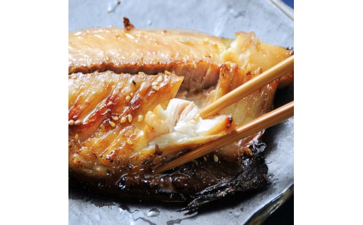 身はふっくら肉厚で食べ応えあり。
無添加・無着色だから安心してお召し上がり頂けます。