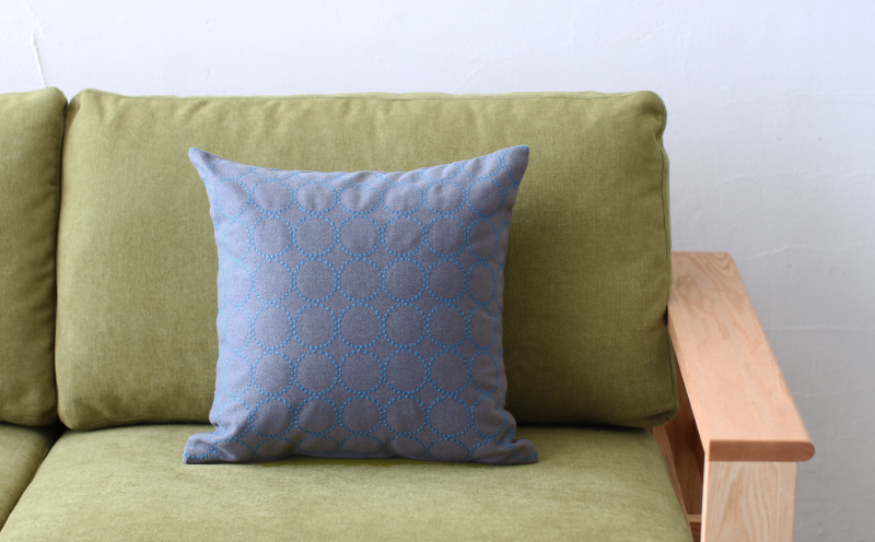 クッション おしゃれ タンバリン グレー(ブルー) 正方形 約 45 × 45cm ミナペルホネン dop tambourine 生地 刺繍 ソファ 家具 インテリア 秋山木工 秋山木工株式会社 静岡県 藤枝市