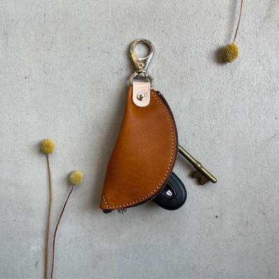 ふるさと納税 京丹後市 本革 【バナナキーケース】 牛革(ヌメ)キャメル 全長180mm 革小物職人が作るキーケース |  | 01