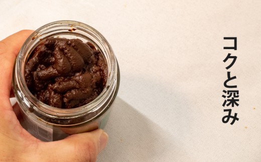 【コクと深み】北海道産トマトを長時間過熱。旨味を凝縮させるため粘度が高く、濃い色合いとなっています(品質に問題はありません)。