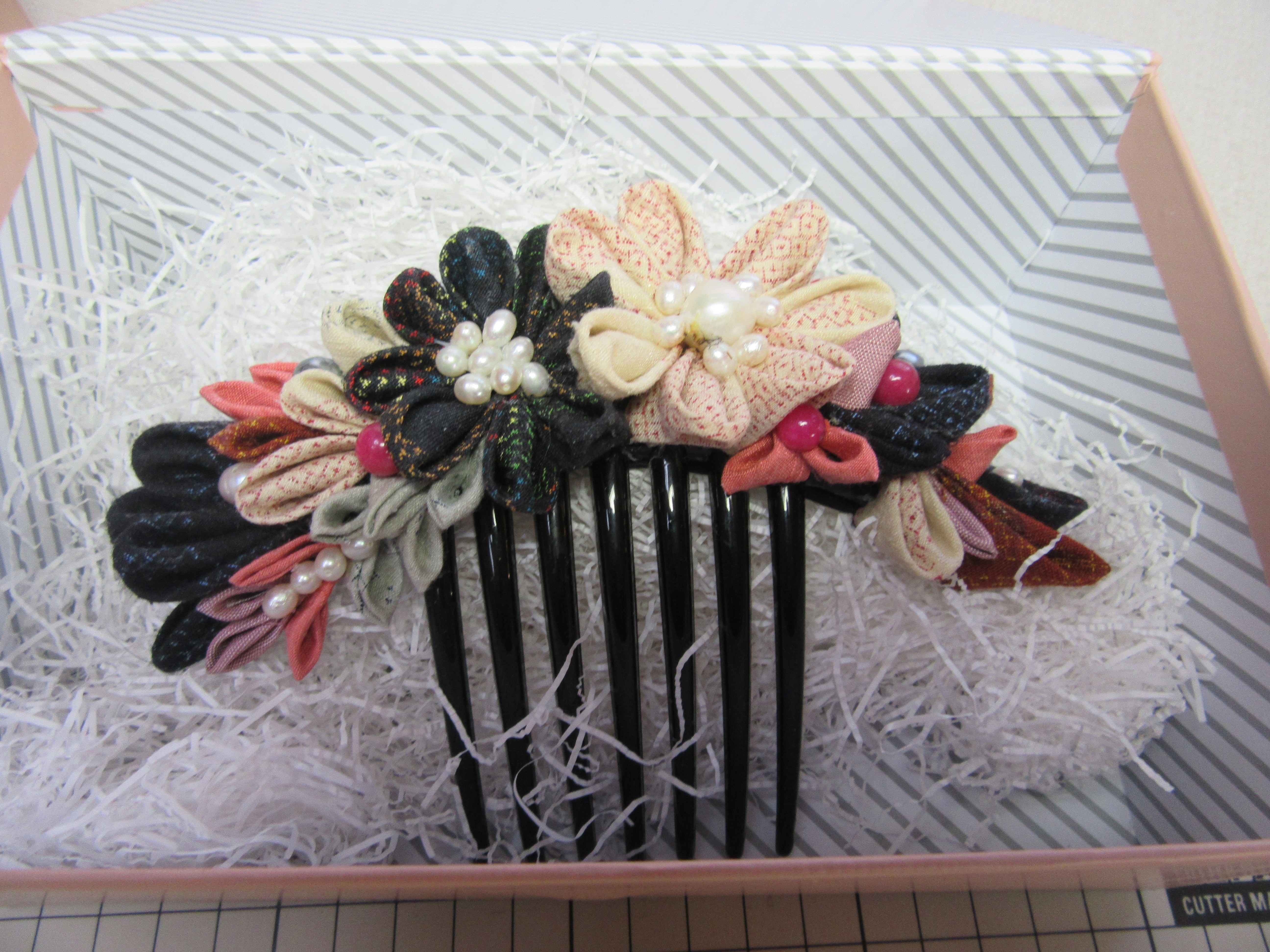 
                  つまみ細工 髪飾り コーム 結城紬 リメイク (大) ① くし 櫛 ハンドメイド 手作り 1点もの [BN044ci]
                