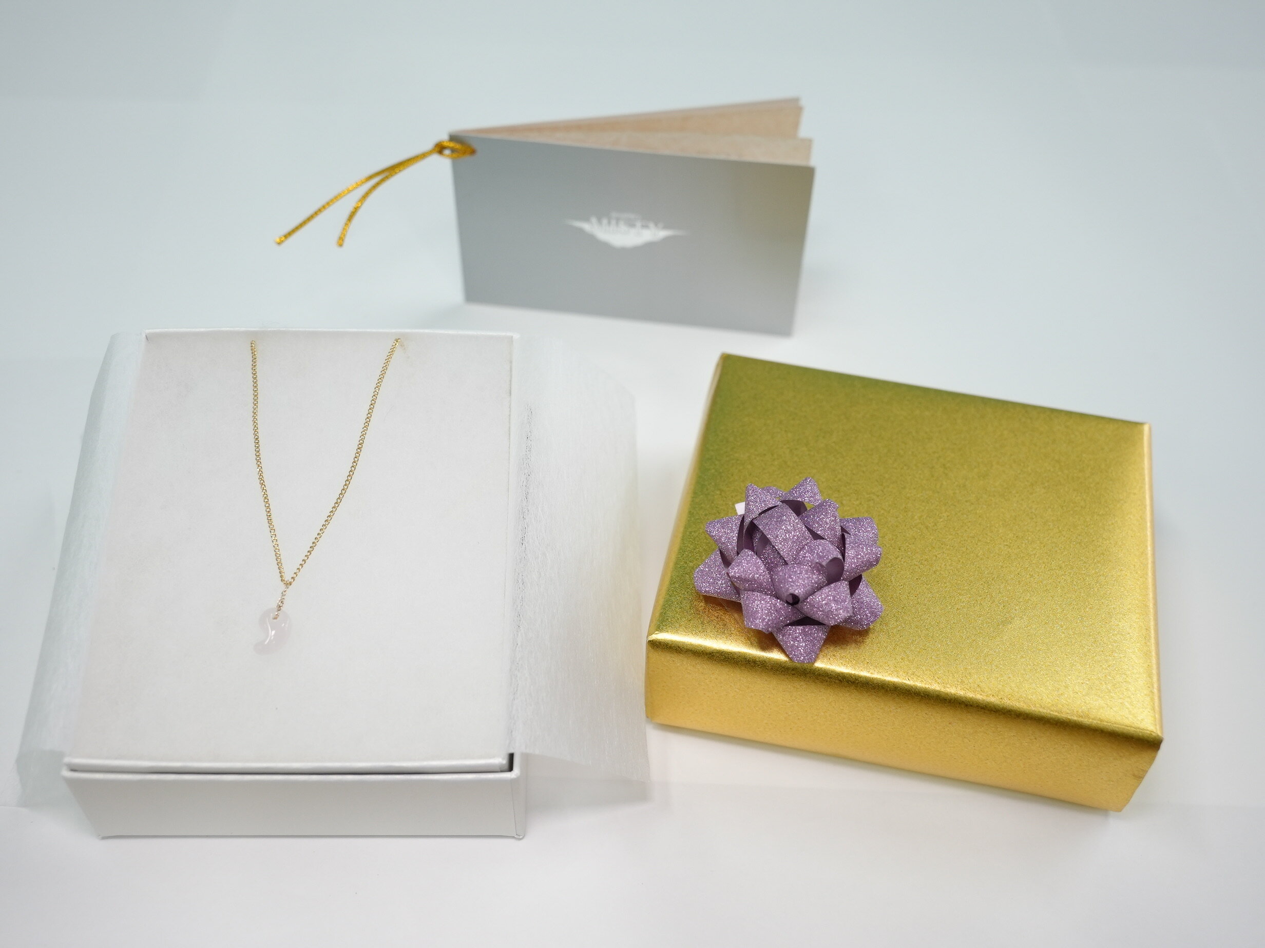 【ふるさと納税】K18ネックレス 天然石 勾玉（ローズクォーツ）誠美宝飾店 奈良県 奈良市 なら 126-001