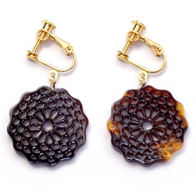 ふるさと納税 長崎市 べっ甲製菊花模様・小輪 イヤリング |  | 01