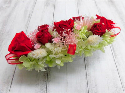 横長華やかアレンジ (レッド)｜プリザーブドアレンジ｜ドライフラワー インテリア バラ 薔薇 カスミソウ かすみそう アジサイ あじさい 紫陽花 フラワーギフト 花 結婚式 パーティー ブライダル プ