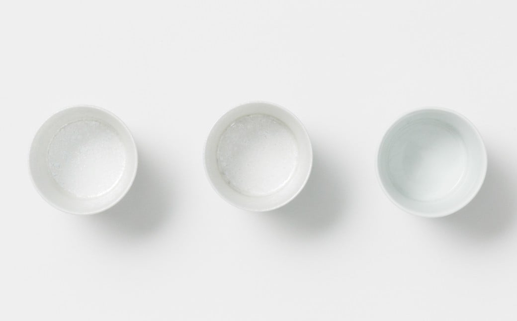 向かって右側が呉須の染付になります