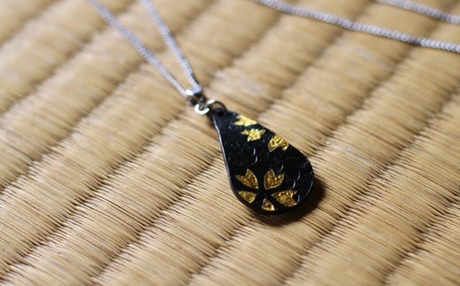 
            流工房 南部鉄&本金箔張 ペンダント 雫 ／ アクセサリー 南部鉄 金箔 体験チケット付き
          