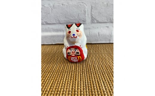達磨抱き卯(うさぎ)手作り張子人形【埼玉県 春日部市 達磨抱き卯 うさぎ 干支 置物 手作り 張子人形  縁起物 伝統工芸 ギフト】(AW011-1)