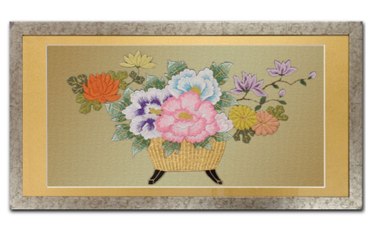 額装用 日本刺繍 「花かご」台生地「金」×額装「シルバー」 刺繍 伝統工芸 愛西市 / 百武打敷店 [AEBR007]