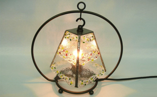 ステンドグラスランプ(春待ちシリーズ・ピンク)【ステンドグラス ドット柄 かわいい アイアン テーブルランプ 置き物 シンプル プレゼント 癒し 日本製】K003098