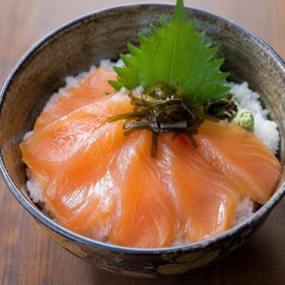 ふるさと納税 斜里町 【お刺身・海鮮丼】知床の鮭昆布〆 240g 個包装