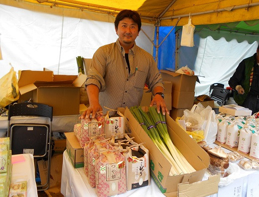 生産者の大沼さんです。自然への感謝を忘れず食べて笑顔になれるお米・野菜の生産に取り組んでいます。