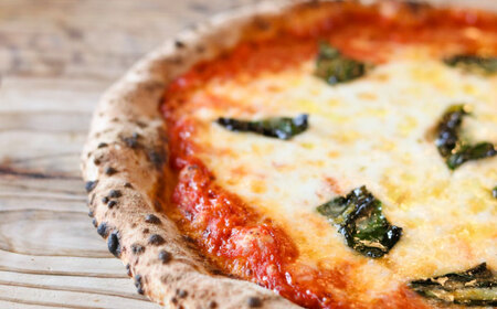 【 ナポリピッツァ専門店 が作る 薪窯焼き 冷凍 ピッツァ セット 】王道 マルゲリータ ×2枚、贅沢 4種 の チーズ (はちみつ付)×1枚【株式会社CAROTA】[BHBV012]