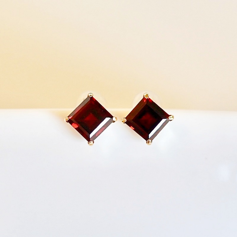 【ジュエリー】K18 イエローゴールド ガーネット 一粒石 ピアス スクエアカット 6mm 保証書付 SIA-3271